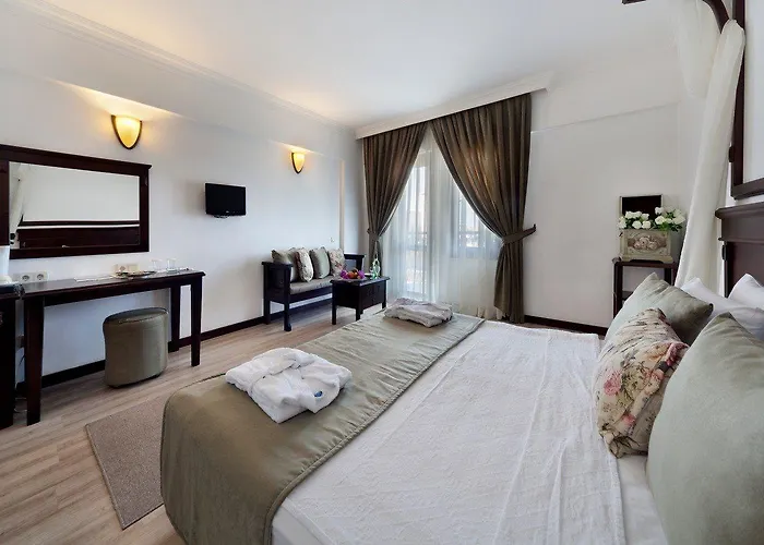 מלון Golden Age Crystal